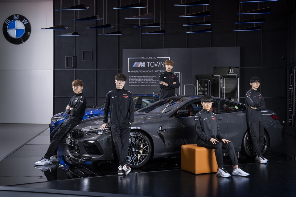 SK텔레콤 T1 LoL팀 선수들이 인천 영종도 BMW드라이빙센터에서 BMW 최신형 차량 앞에서 포즈를 취하고 있다.