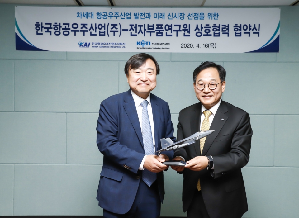 KETI 김영삼 원장(오른쪽)과 KAI 안현호 대표(왼쪽)가 4월 16일 KAI 서울사무소에서 업무협약을 체결한 후 기념촬영을 하고 있다.