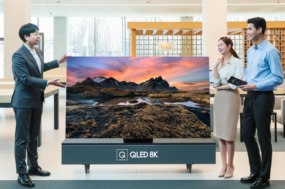 판매 상담사가 삼성디지털프라자 삼성대치점에서 2020년형 삼성 QLED TV를 소개하고 있다.