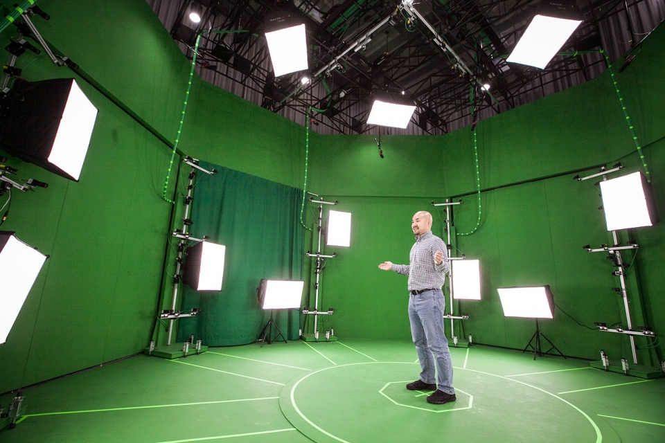 SK텔레콤 관계자가 점프 스튜디오 안에서 모션 촬영을 하고 있다. 점프 스튜디오는 106대의 카메라를 통해 360도로 초당 최대 60프레임 촬영이 가능하다