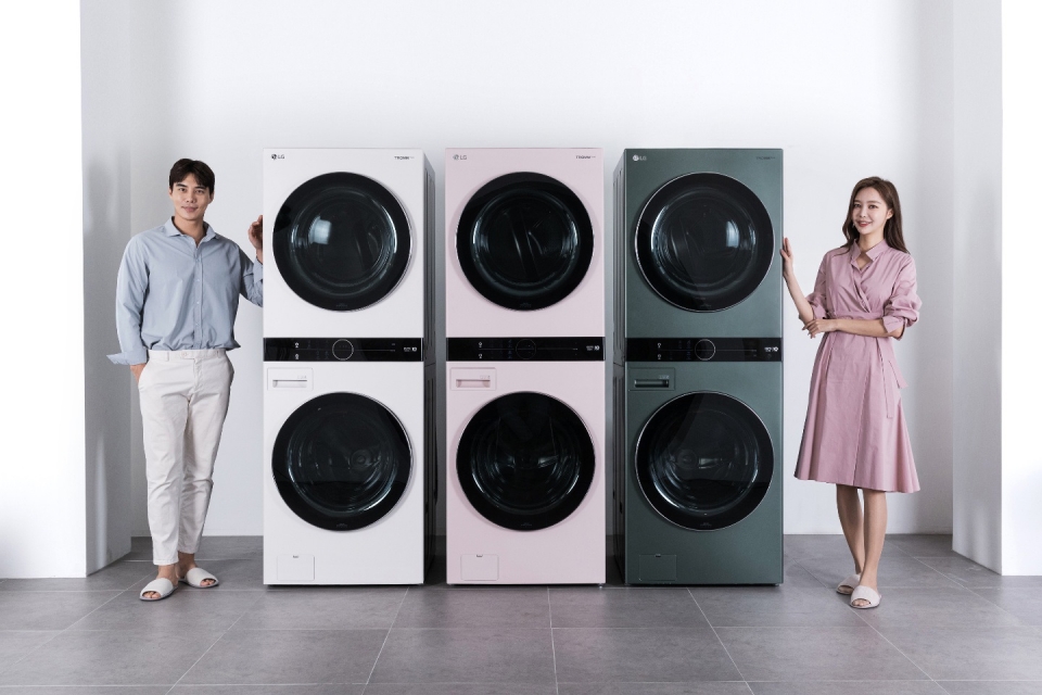 LG전자가 지난달 말 출시한 원바디 세탁건조기 ‘트롬 워시타워’가 출시 3주만에 판매량 1만대를 넘어섰다. 모델들이 트롬 워시타워의 새로운 색상 3종을 소개하고 있다. 왼쪽부터 샌드 베이지, 코랄 핑크, 포레스트 그린