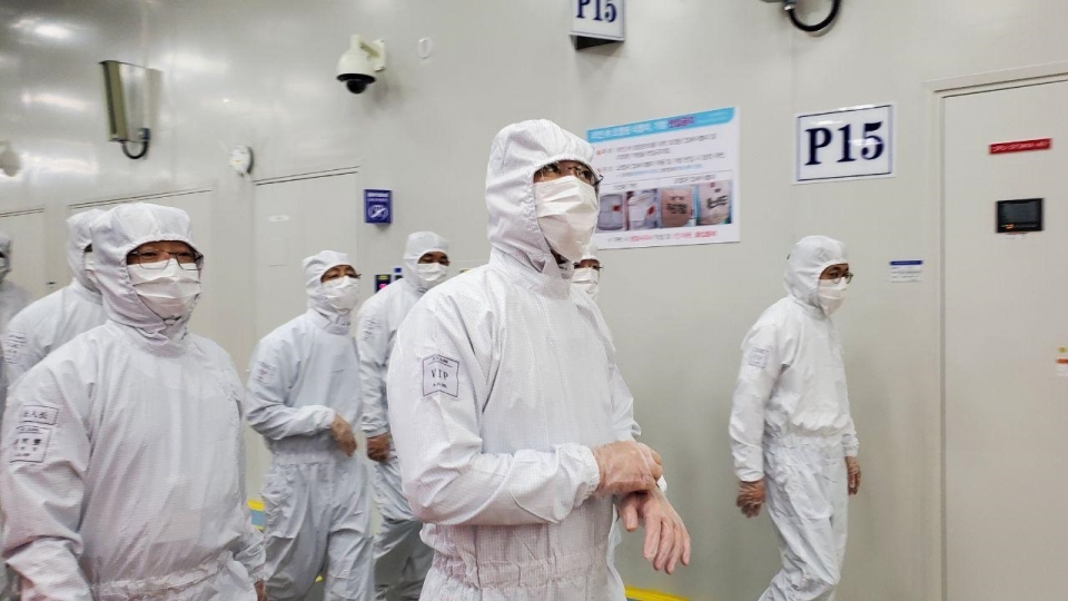 이재용 부회장이 중국 산시성에 위치한 삼성전자 시안반도체 사업장을 찾아 생산 라인을 살펴보는 모습