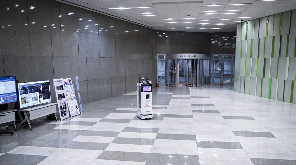 코로나19방역로봇이 서울 중구 을지로 소재 SK텔레콤 본사에서 방역을 하고 있는 모습