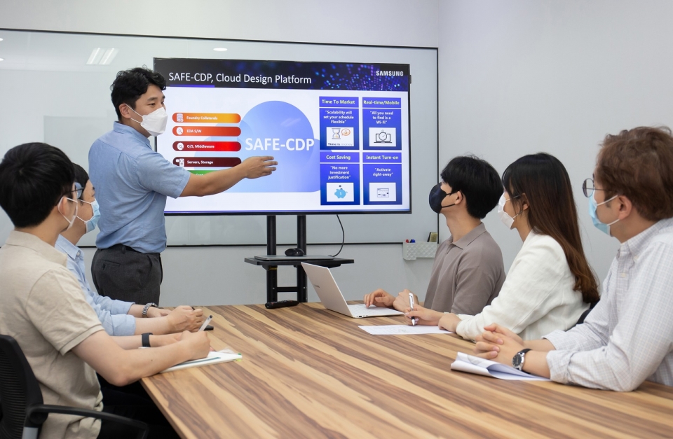 삼성전자 임직원이 국내 팹리스 업체 '가온칩스' 직원들을 대상으로 '통합 클라우드 설계 플랫폼(SAFE-CDP)' 사용자 교육을 진행하고 있다.