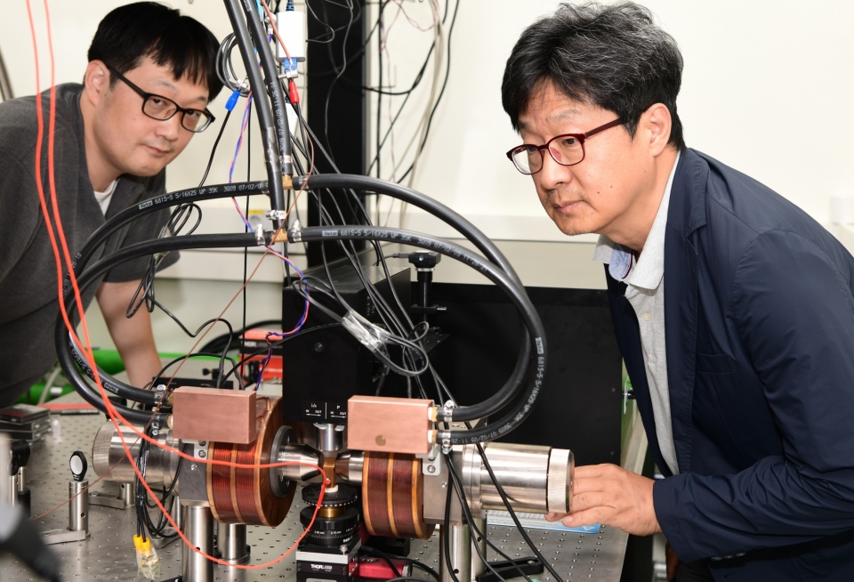 KRISS 양자기술연구소 양자스핀팀 황찬용 책임연구원(오른쪽)과 김창수 선임연구원이 브릴루앙 광산란 실험을 하고 있다.