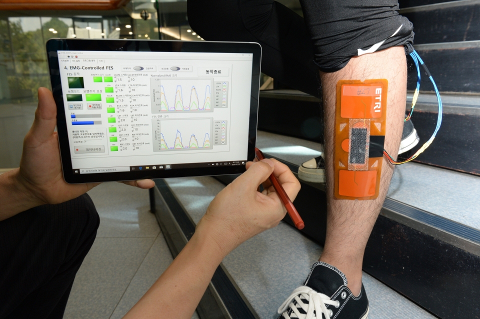 ETRI 연구진이 개발한 보행보조시스템이 실시간으로 근육 신호를 분석하고 신체활동을 보조하고 있는 모습