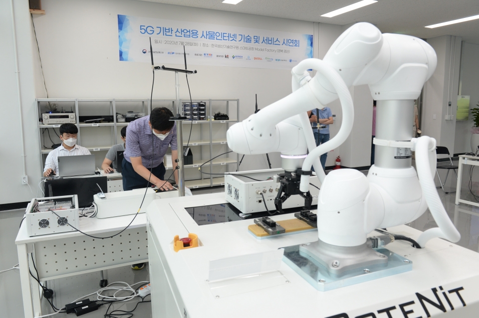 ETRI 연구진이 스마트공장 내 이동형 로봇을 국산 5G 기술을 이용해 실시간으로 제어하는 모습