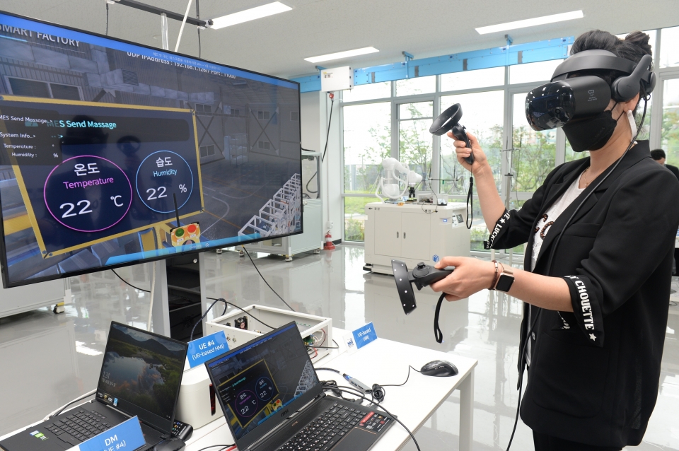 ETRI 연구진이 VR 장비를 이용해 국산 5G 기술 기반 스마트공장 내 공정 상황을 모니터링하는 모습