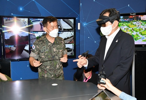정세균 국무총리가 3일 서울 상암동 한국VR·AR 콤플렉스에서 열린 ‘제1차 규제혁신 현장과의 대화’에서 VR 체험하고 있다.