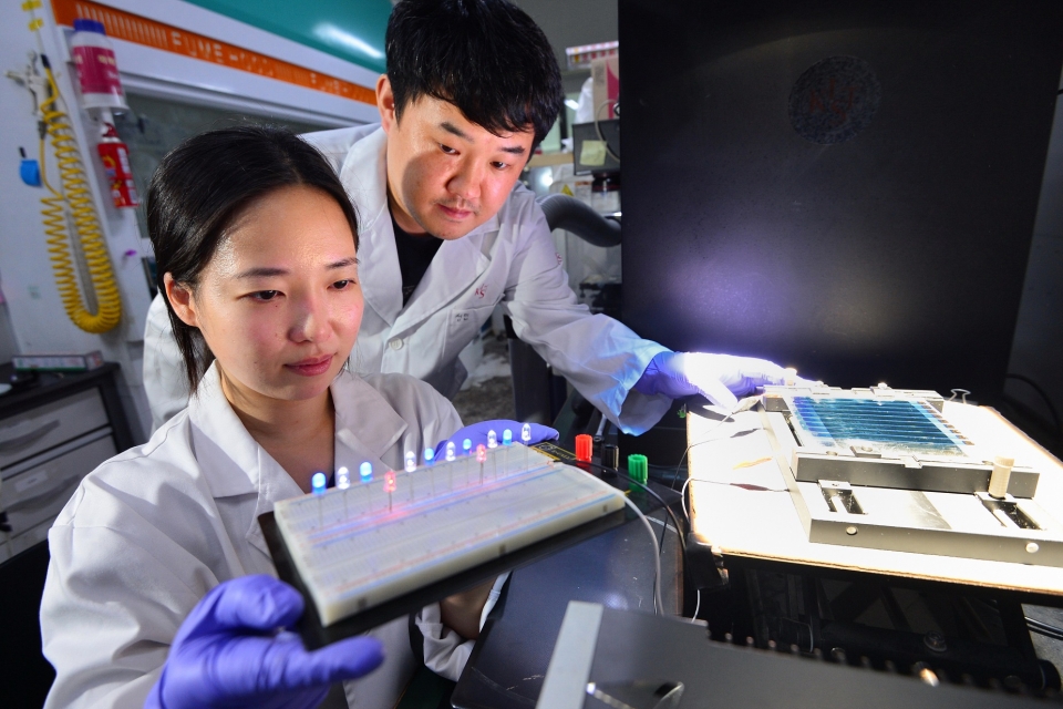 KIST 손해정 박사팀의 박소현 연구원(왼쪽), 박성민 박사가 고효율 유기 태양전지의 대면적화에 성공, LED 전력 테스트를 하고있다.
