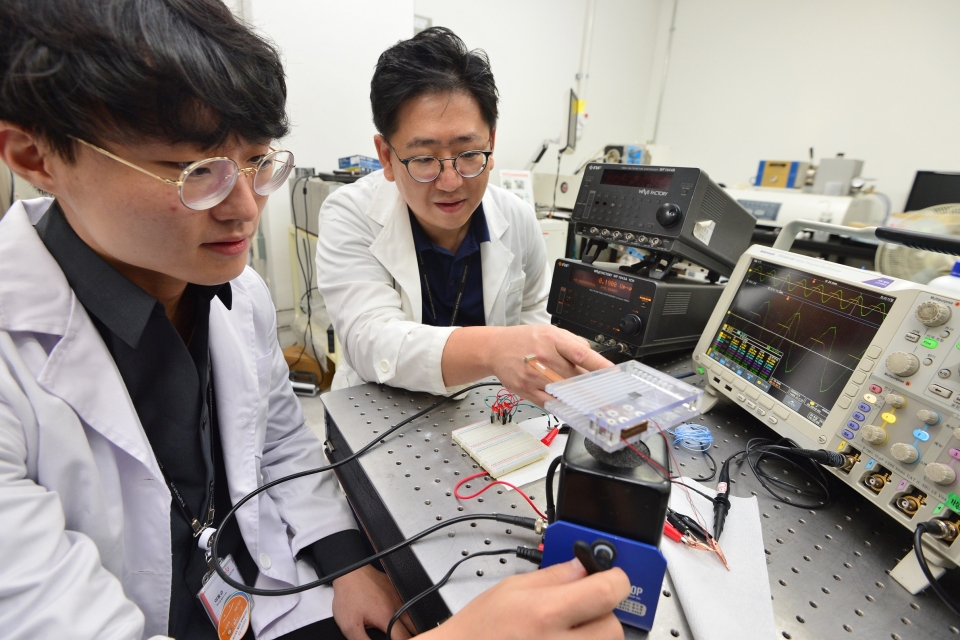 KIST 송현철 박사(가운데)가 개발한 에너지 하베스터로 공진 현상을 유도하여 발생한 에너지를 측정하는 실험을 하고 있다.