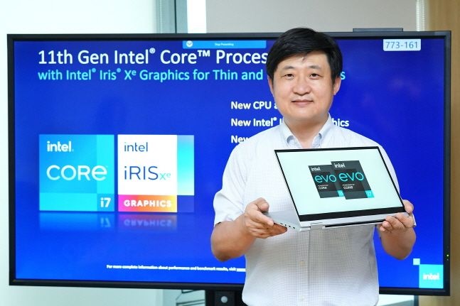최원혁 인텔코리아 상무가 인텔 11세대 코어 프로세서가 탑재된 '삼성 갤럭시북 플렉스 5G'를 소개하고 있다.
