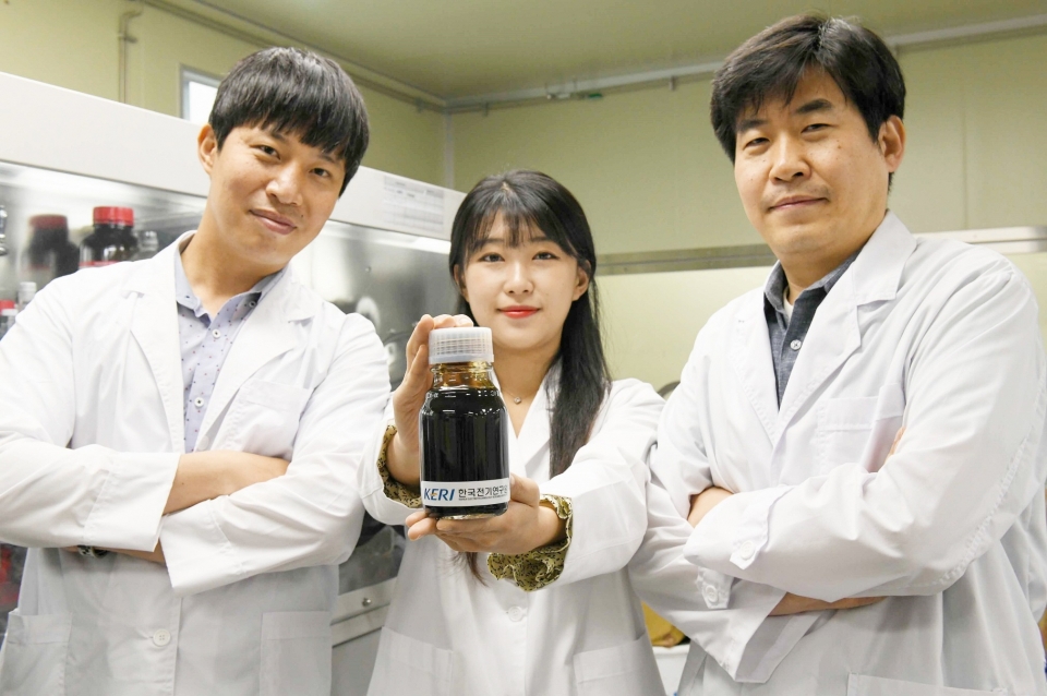 (왼쪽부터) 차세대전지연구센터 박준우 선임연구원, 김민주 연구원, 이상민 센터장 등 KERI 연구팀이 고체전해질 용액을 들고 실험실에서 포즈를 취하고 있다.