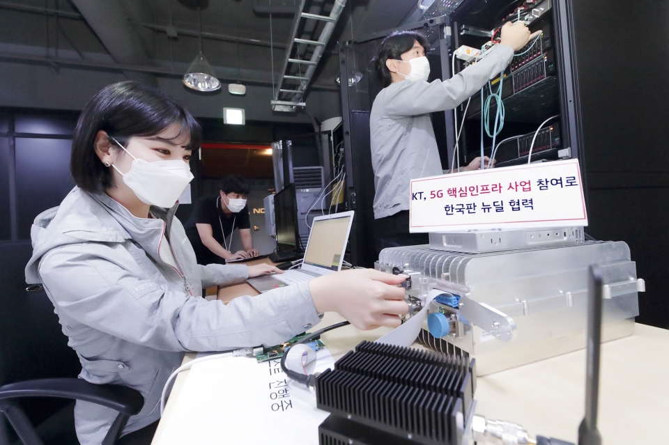 서울 우면동에 위치한 KT 융합기술원 5G 오픈랩에서 KT 연구원들이 5G 네트워크 장비를 점검하고 있다.