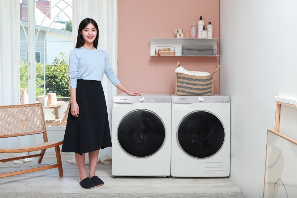 삼성전자 모델이 '그랑데 AI' 10kg 세탁기·9kg 건조기 신제품을 소개하고 있다.