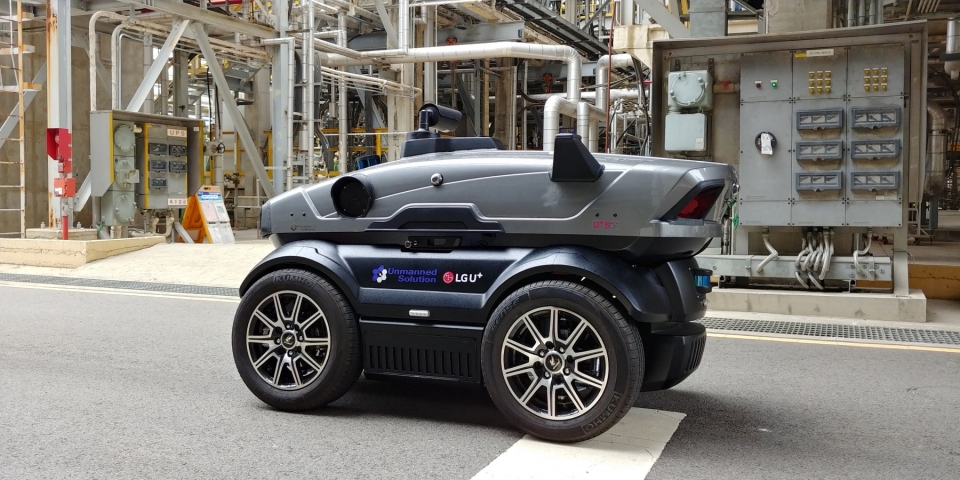 LG유플러스의 5G 자율주행로봇이 현대오일뱅크 충남 서산 공장의 시설을 순찰하고 있는 모습.