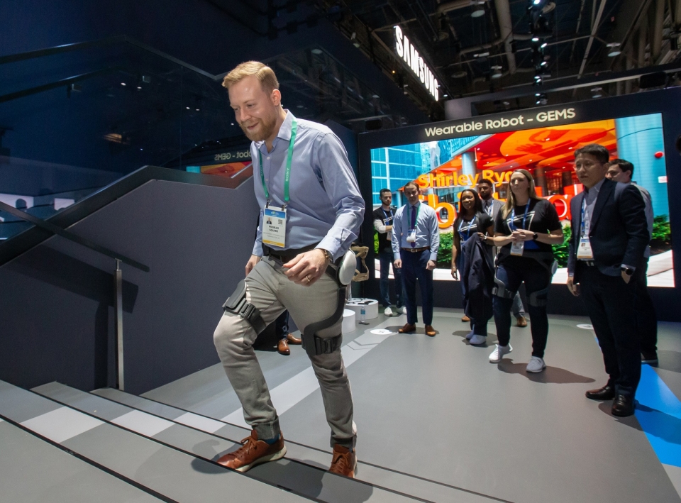 미국 라스베이거스에서 열린 세계 최대 전자 전시회 'CES 2020'에서 관람객이 삼성전자 웨어러블 보행 보조 로봇 'GEMS Hip'을 체험하는 모습
