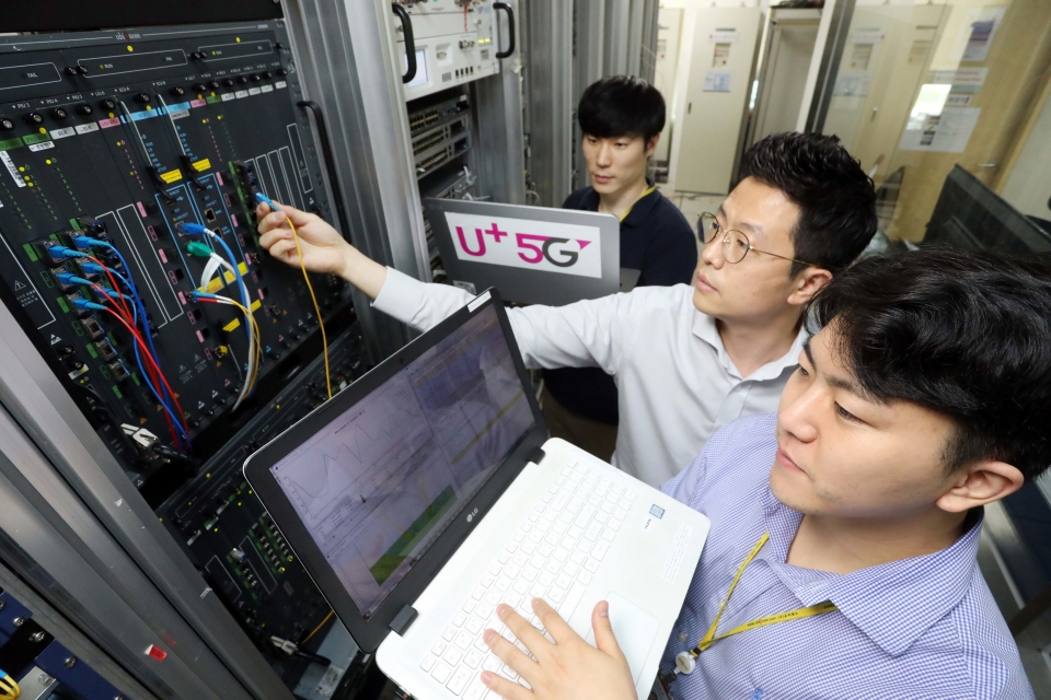 LG유플러스 협력사인 유비쿼스 직원들이 통신 장비를 점검하고 있는 모습.