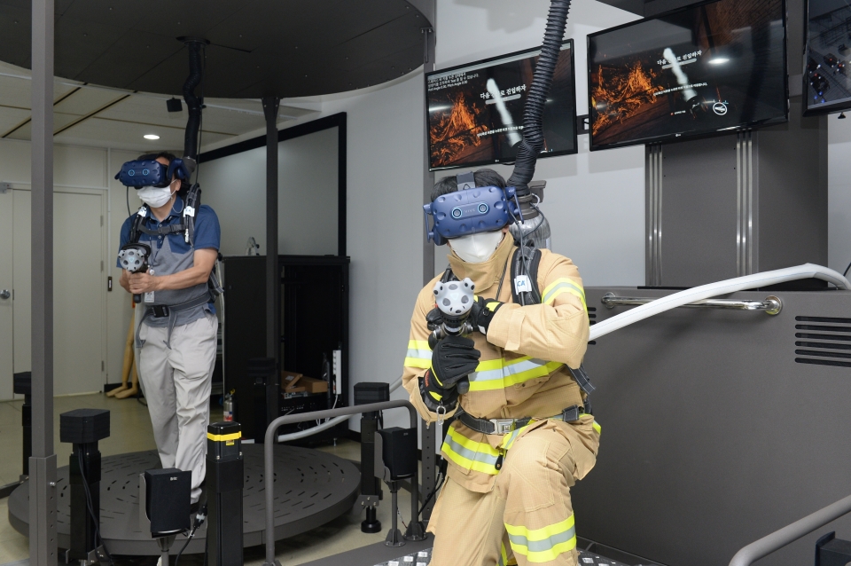 ETRI 연구진이 개발한 시뮬레이터를 통해 VR 소방훈련을 진행하는 모습