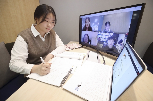 봉민서(신월중 3학년) 학생이 KT 온라인 교육 플랫폼을 통해 멘토와 랜선 야학 수업에 참여하고 있다.