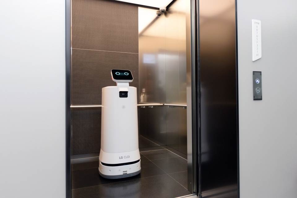 LG 클로이 서브봇이 엘리베이터에 탑승해 있다.