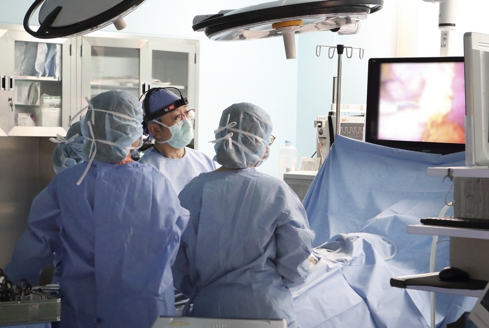 서울 일원 삼성서울병원 수술실에서 의료진이 KT 5G 싱크캠을 장착하고 수술 교육을 진행하는 모습