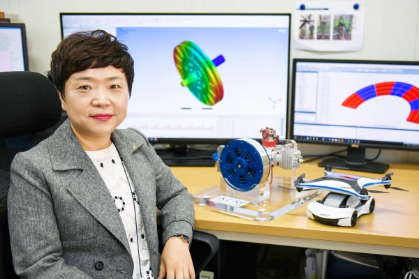 한국전기연구원 이지영 박사가 개발한 드론용 발전기 및 전동기에 대해 설명하고 있다.