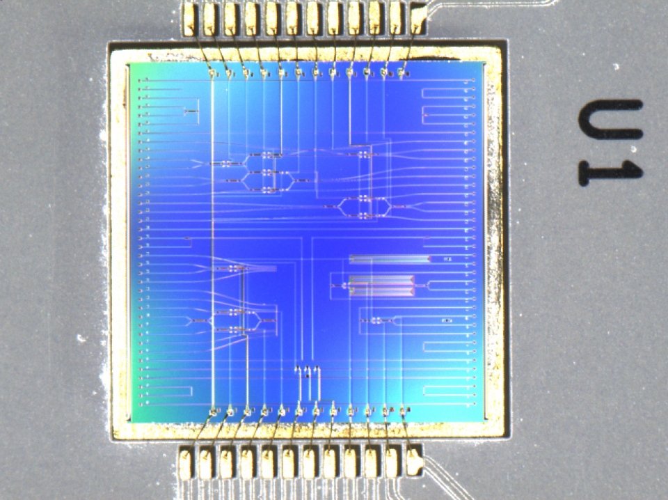 ETRI 연구진이 개발한 실리콘 광집적회로 칩 모습