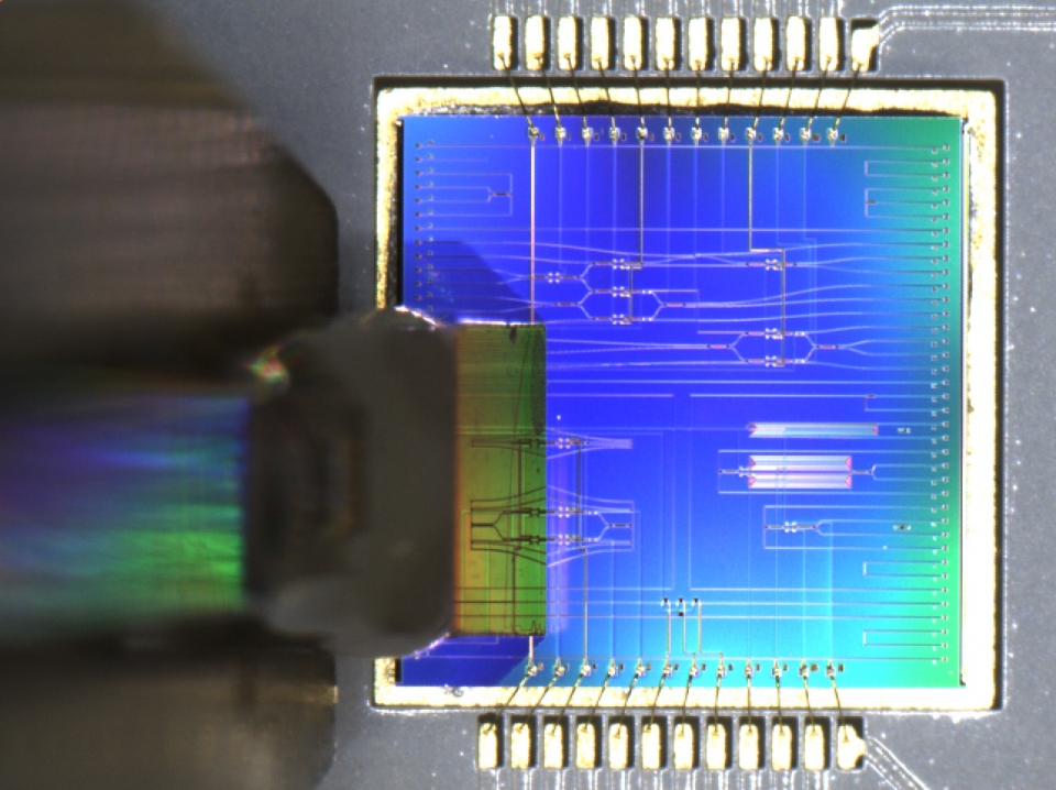 ETRI 연구진이 실리콘 광집적회로 칩에 입출력 다채널 광섬유를 결합 실장하는 모습