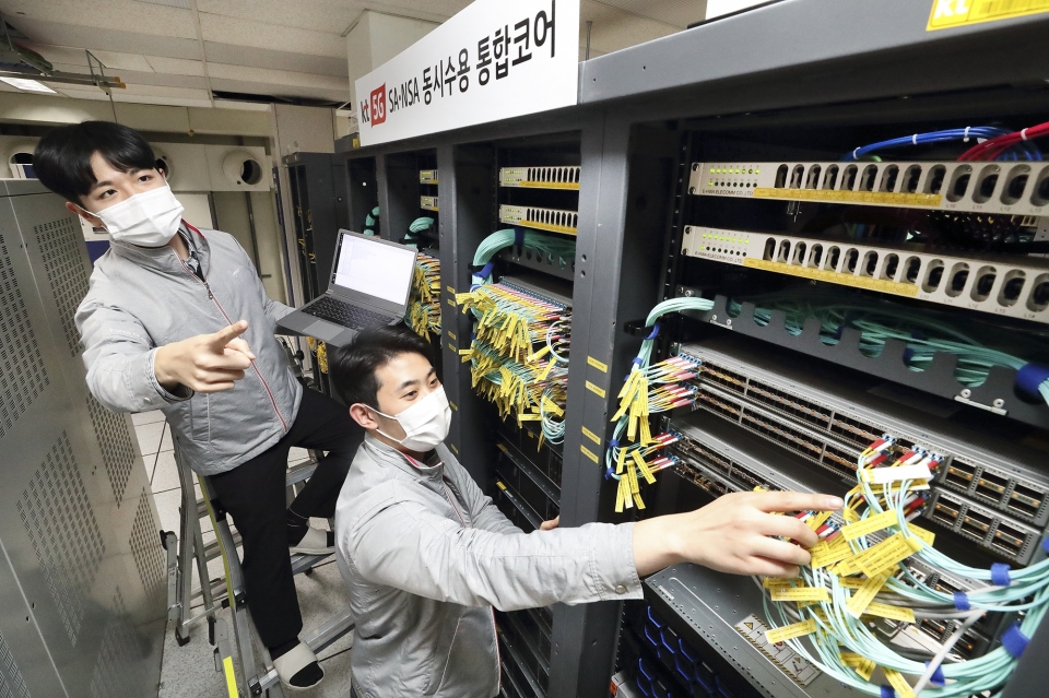 KT 네트워크 직원들이 서울 구로구 KT 구로타워에서 ‘5G SA-NSA 통합 코어망’을 점검하고 있다.