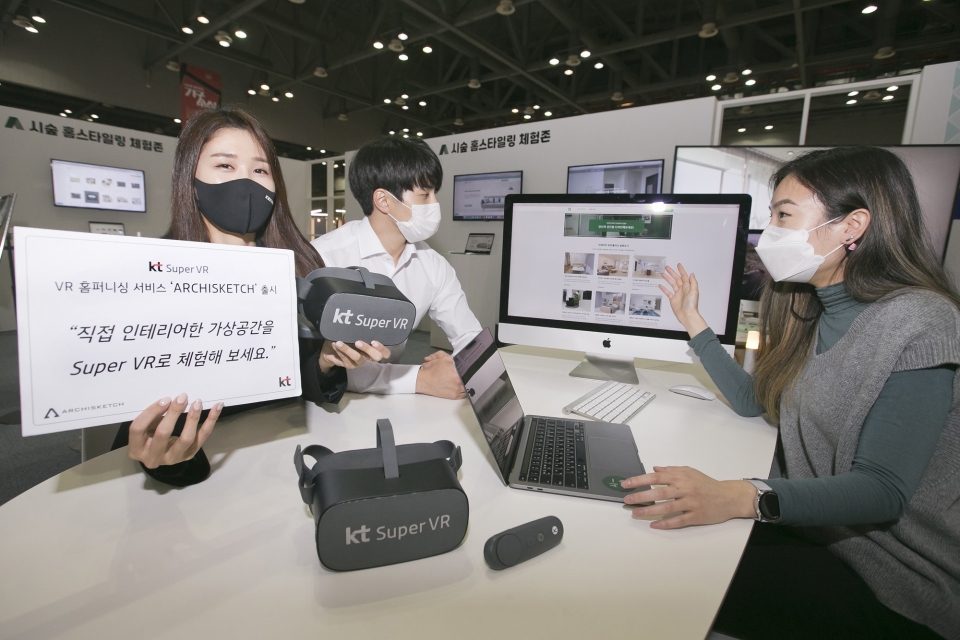 일산 킨텍스에서 열린 한국국제가구 및 인테리어산업대전에서 행사 관계자가 KT 슈퍼VR 기반의 VR 홈퍼니싱 서비스 ‘아키스케치’를 소개하고 있는 모습
