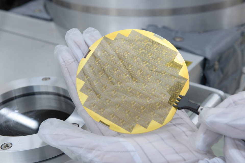 ETRI 연구진이 개발한 레이더 반도체 송수신기용 질화갈륨 스위치 집적회로 웨이퍼 모습