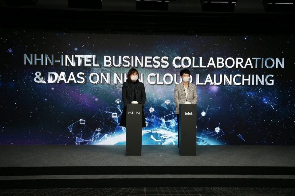 진은숙 NHN CTO(왼쪽)와 권명숙 인텔코리아 대표가 비즈니스 협력 세레모니를 하고 있다.