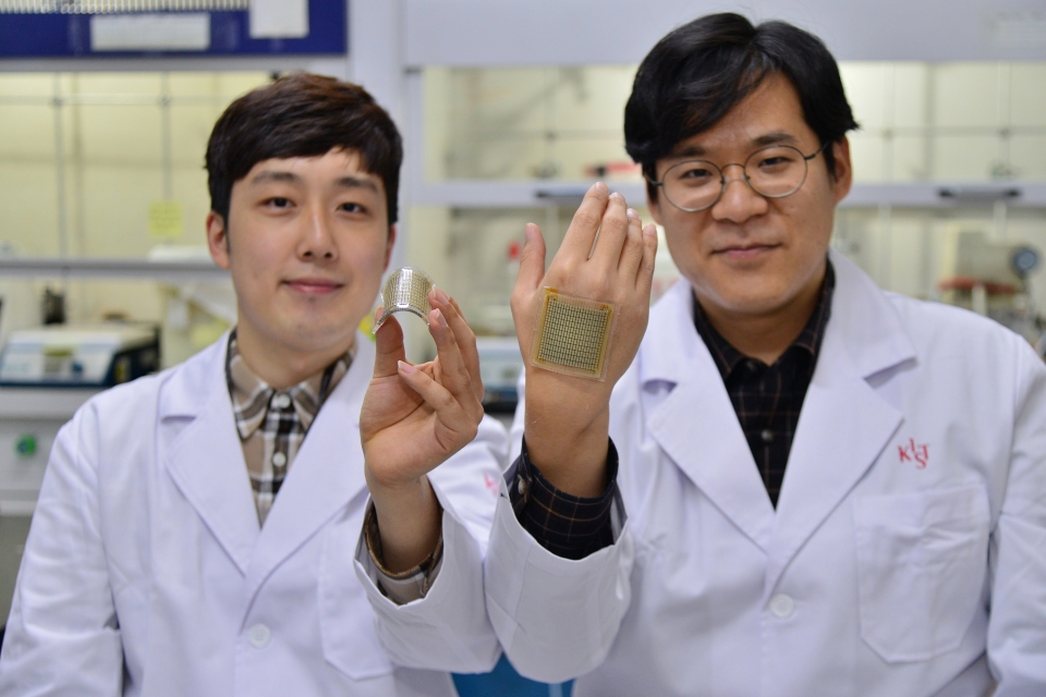 KIST 조현 학생연구원(왼쪽), 이병문 박사(오른쪽)가 자유로운 변형이 가능하고 피부에 밀착 가능한 유연 열전소자의 유연성을 테스트하고 있다.