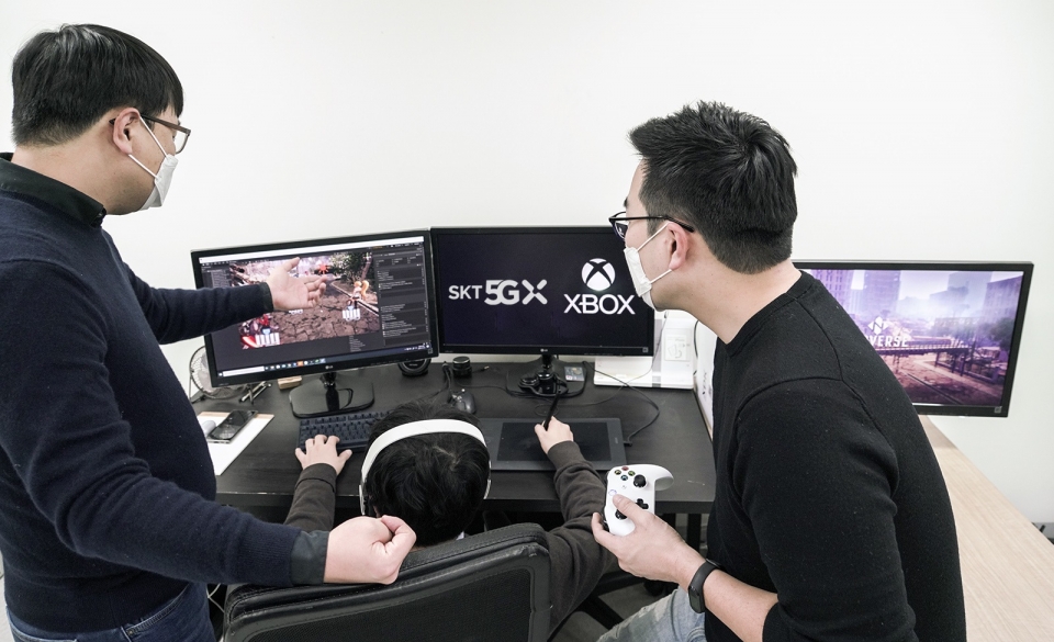 SKT 조재유 Game담당(가운데)과 티노게임즈 김동효 대표(오른쪽)가 Xbox에 출시되는 ‘네오버스’ 게임과 관련해 회의하고 있는 모습