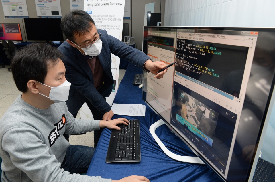 ETRI 연구진이 사이버 공격 사전보안을 위한 네트워크 주소변이 기술을 시연하고 있다.(왼쪽부터 박경민 연구원, 문대성 네트워크·시스템보안연구실장)