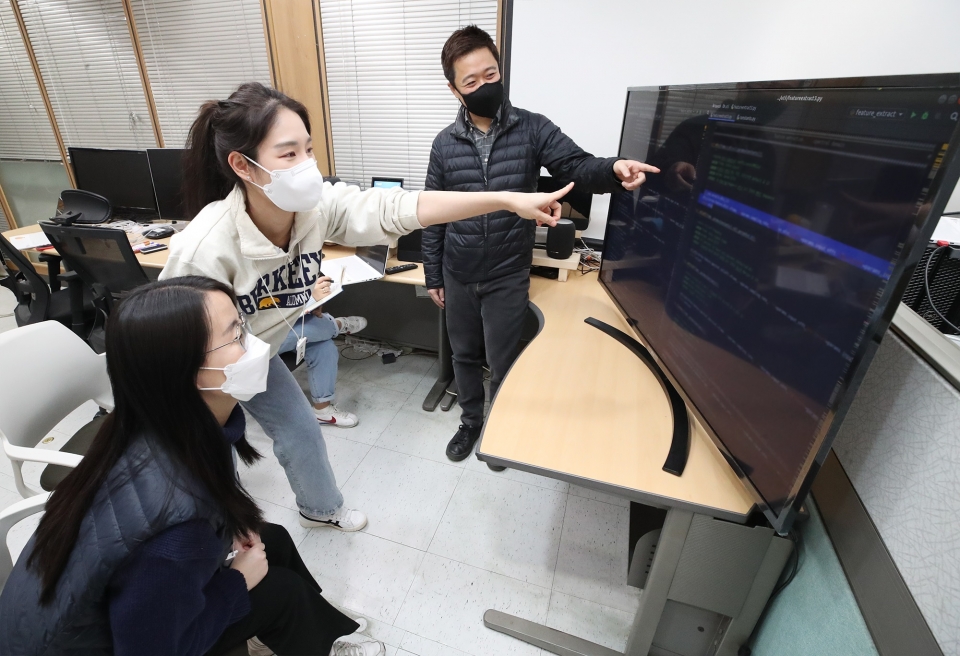 서울 서초구 KT융합기술원에서 연구원들이 AI 기술을 개발하고 있다