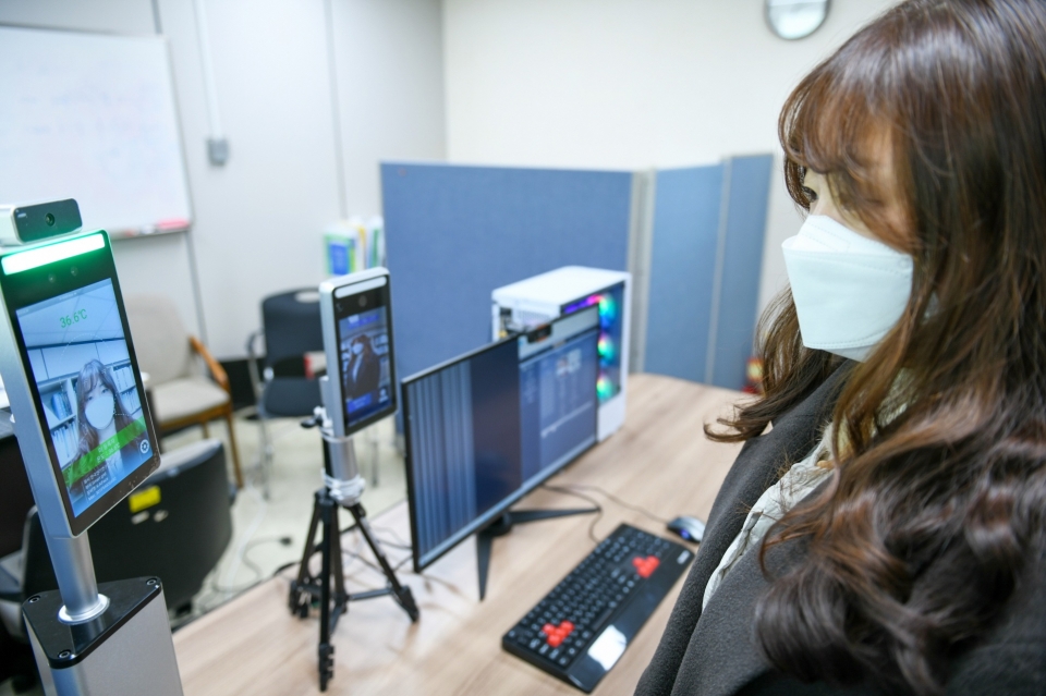 KERI의 ‘AI 안면인식 및 출입자 관리 시스템’ 기술은 마스크 착용 상태에서도 체온 측정과 얼굴 인식이 가능하다