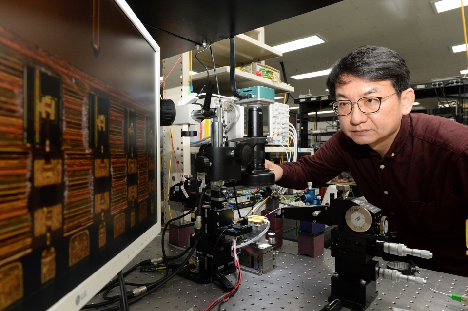 TRI 한영탁 책임연구원이 400G 광학송수신엔진에 사용된 반도체 광원 칩 살펴보고 있다.