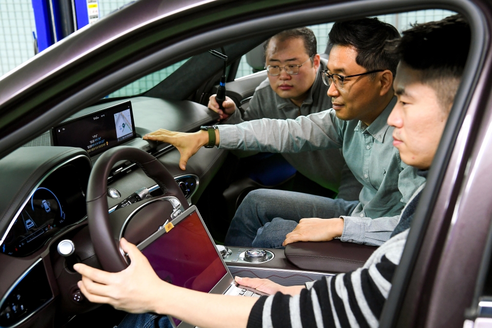 현대자동차그룹 연구원들이 ‘커넥티드 카 인공지능 음성인식 기술’을 자동차에서 테스트하는 모습