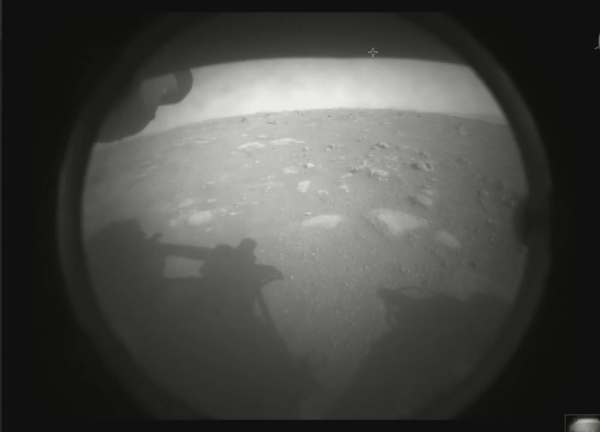 퍼서비어런스의 화성 착륙 직후 첫 촬영