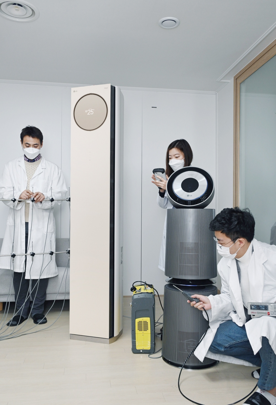 LG전자 연구원들이 서울 금천구 가산R&D캠퍼스에 위치한 공기과학연구소에서 휘센 타워 에어컨의 기류(氣流), 퓨리케어 360˚ 공기청정기 알파의 미세먼지제거능력 등을 시험하고 있다.