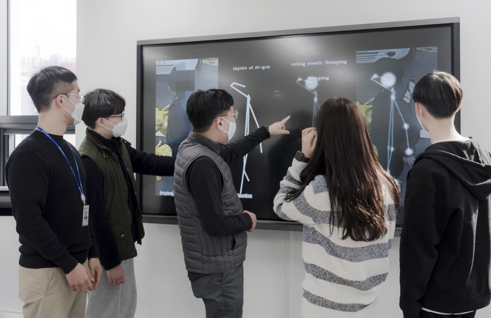 서울과기대 인공지능응용학과 학생들이 ICT를 활용한 응용기술 실습에 참여하고 있다.