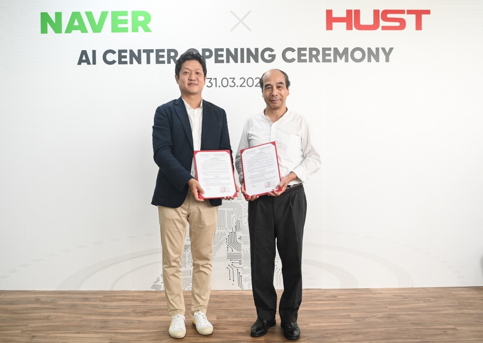 31일 열린 HUST(하노이과학기술대학)과 네이버의 공동 AI 센터 오픈식에서 박동진 네이버 베트남 법인장/AI 센터 공동센터장(왼쪽)과 호 투 바오(Ho Tu Bao) 하노이과학기술대 공동 AI 센터 과학부장이 기념촬영하고 있다.