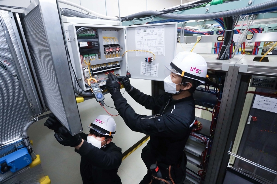 LG유플러스 협력업체 직원들이 마곡국사에 구축된 외기냉방 시스템을 점검하는 모습.