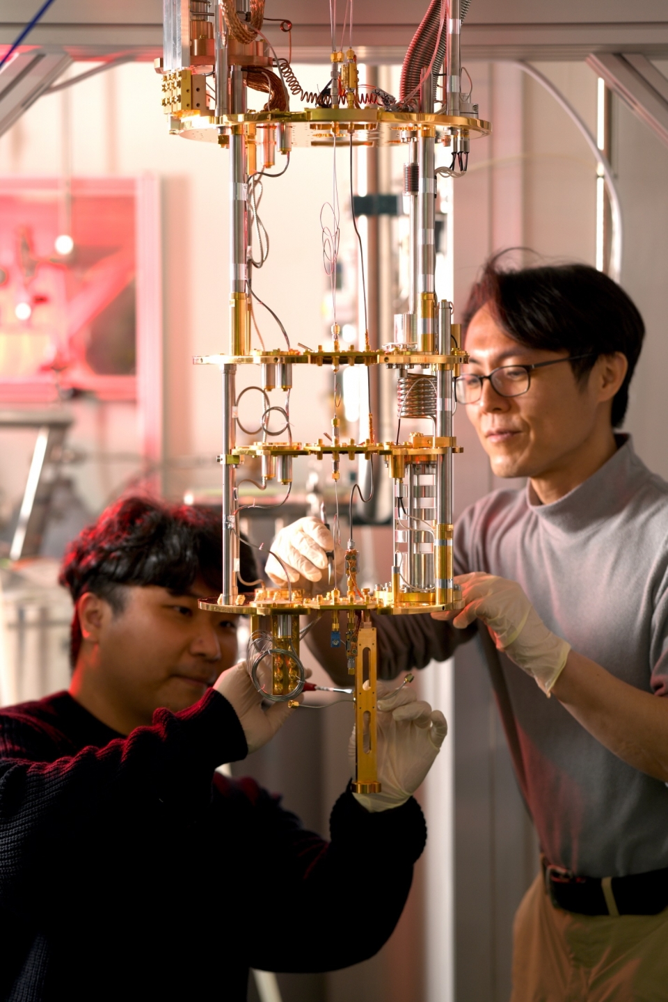 KRISS 양자기술연구소 차진웅 선임연구원(왼쪽), 서준호 책임연구원이 니오븀 나노전기역학 소자 측정 시스템을 준비하고 있다.