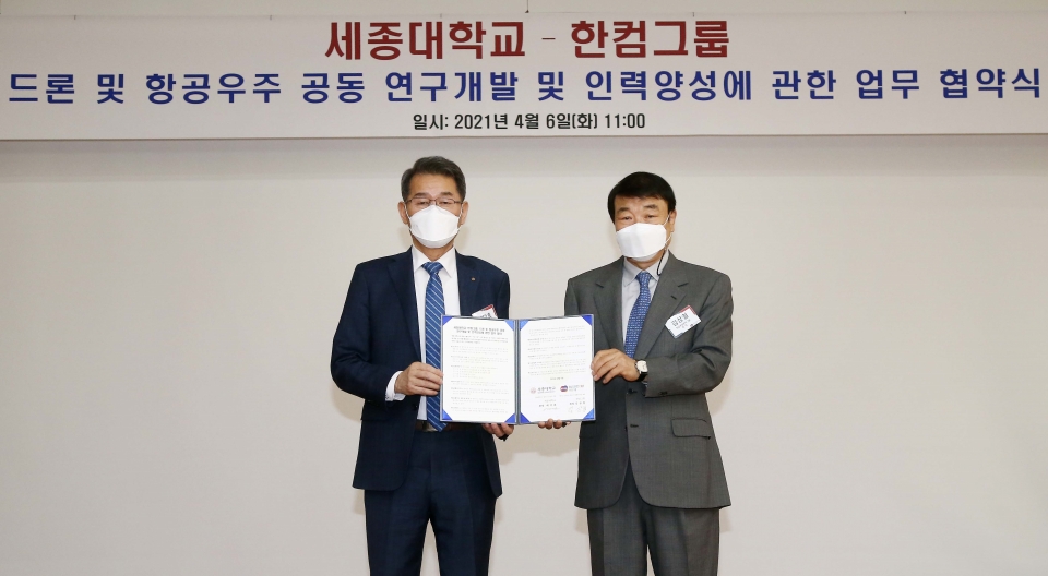 배덕효 세종대학교 총장(왼쪽)과 김상철 한컴그룹 회장이 업무협약 후 기념촬영을 하고 있다.
