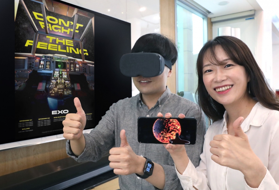 LG유플러스 관계자들이 내달 공개되는 아이돌그룹 ‘엑소(EXO)’의 VR 온라인 전시관을 알리는 모습.