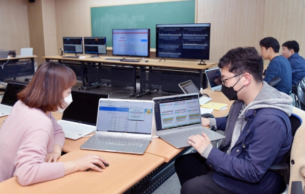 베스핀글로벌 임직원들이 EBS 온라인 개학 대응팀 상황실에서 모니터링을 하는 모습