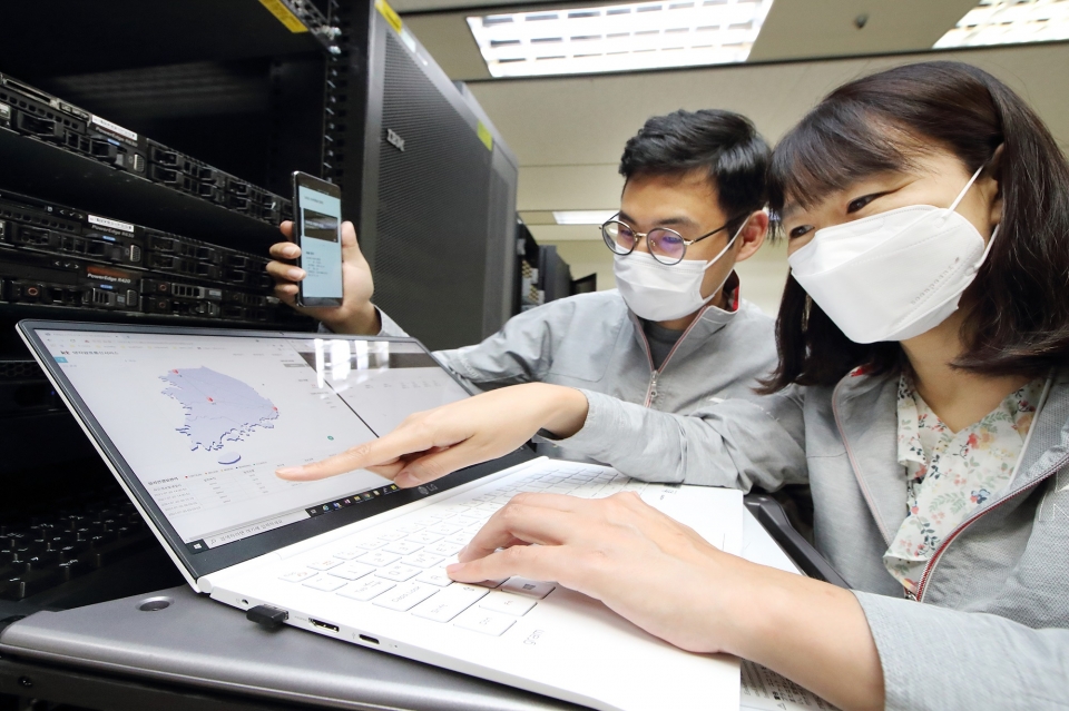 KT 융합기술원 직원이 Q-SDN을 통해 양자암호 네트워크를 모니터링 및 점검하는 모습